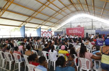 “Com a oficina, eu melhorei bastante e até aluguei em espaço maior para vender”, destacou aluna das Oficinas de Geração de Renda na solenidade de entrega de certificados e lançamento do Programa de Cestas Básicas